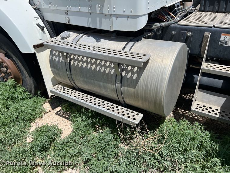 image for item DS8313 2012 Kenworth T800  semi truck