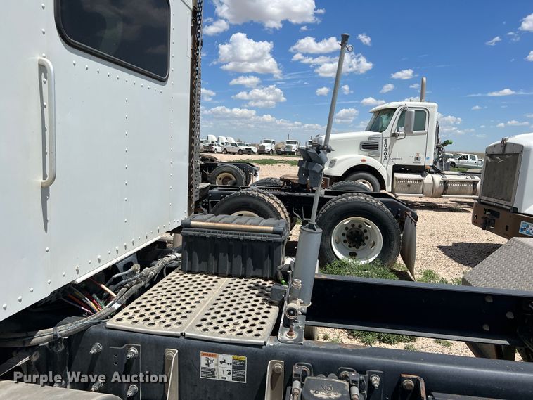 image for item DS8313 2012 Kenworth T800  semi truck