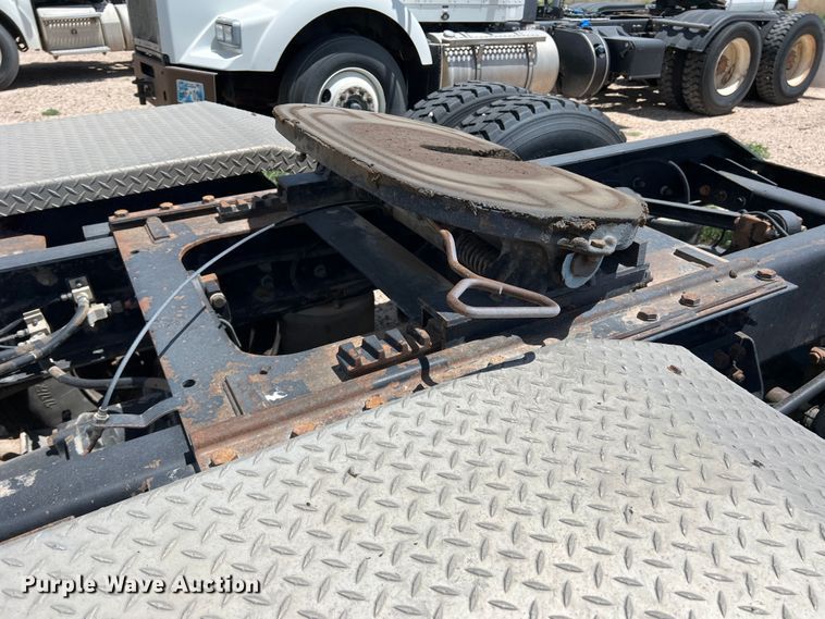 image for item DS8313 2012 Kenworth T800  semi truck