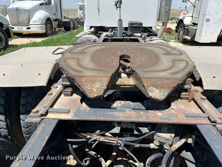 image for item DS8313 2012 Kenworth T800  semi truck