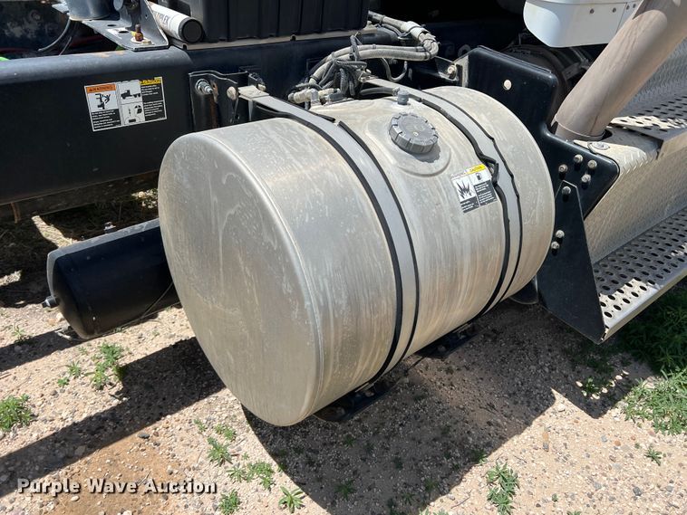 image for item DS8313 2012 Kenworth T800  semi truck