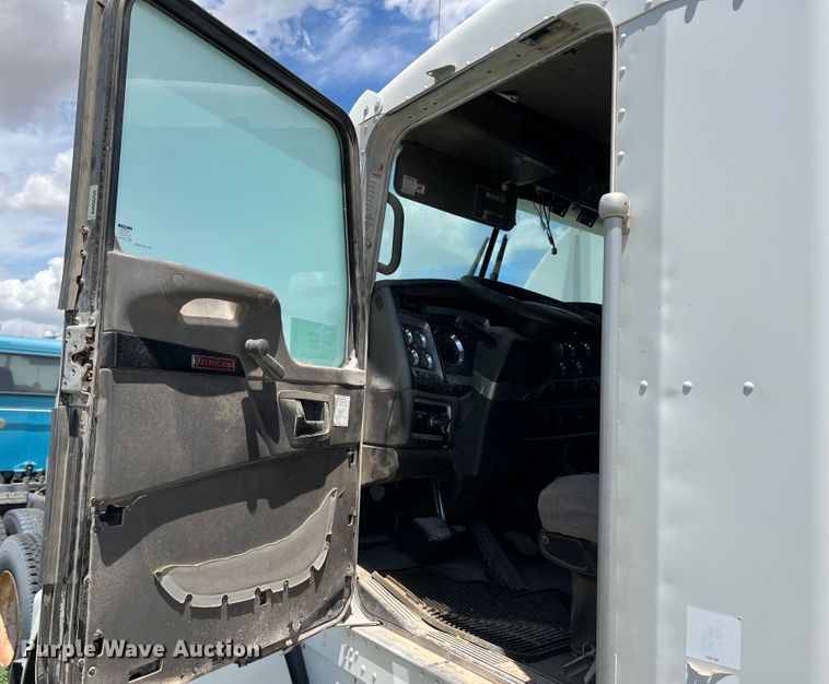 image for item DS8313 2012 Kenworth T800  semi truck