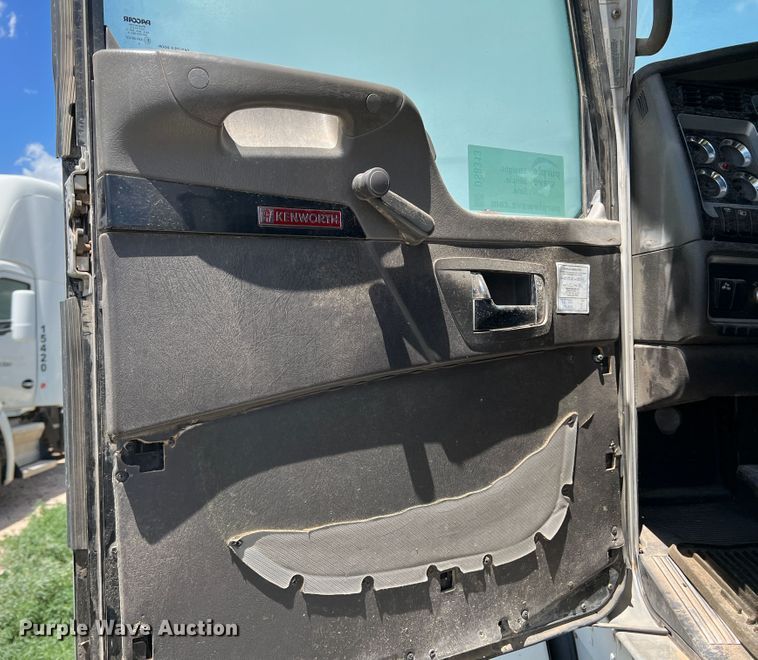 image for item DS8313 2012 Kenworth T800  semi truck