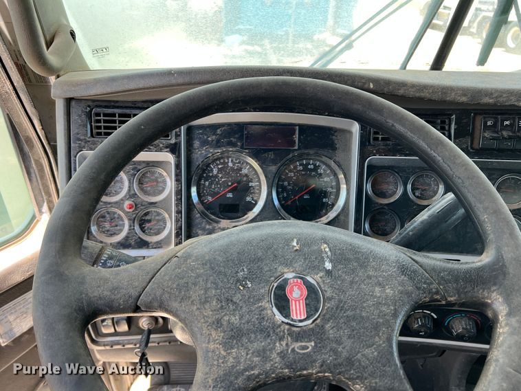 image for item DS8313 2012 Kenworth T800  semi truck