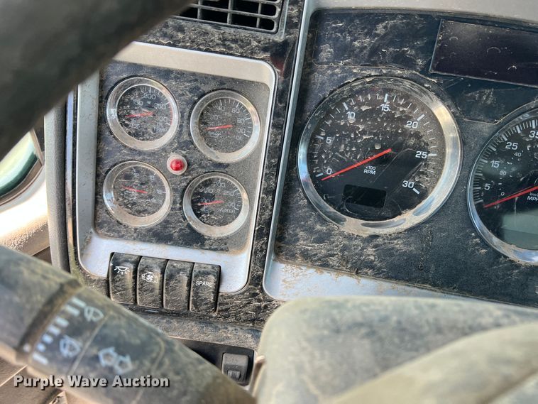 image for item DS8313 2012 Kenworth T800  semi truck