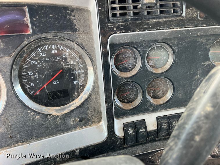 image for item DS8313 2012 Kenworth T800  semi truck