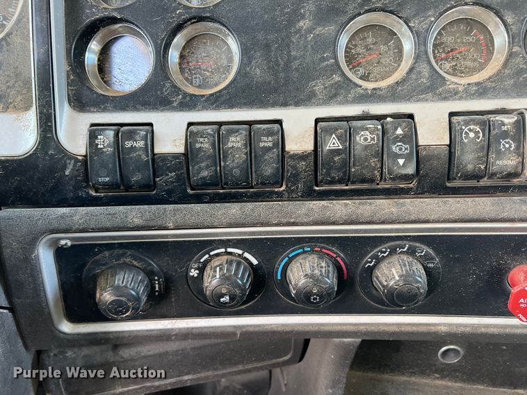 image for item DS8313 2012 Kenworth T800  semi truck