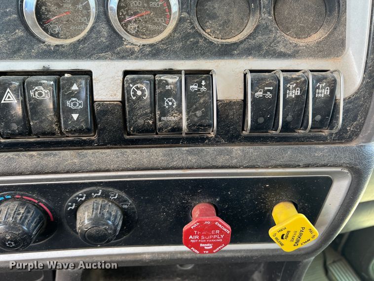 image for item DS8313 2012 Kenworth T800  semi truck