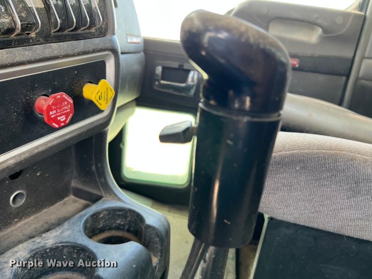 image for item DS8313 2012 Kenworth T800  semi truck