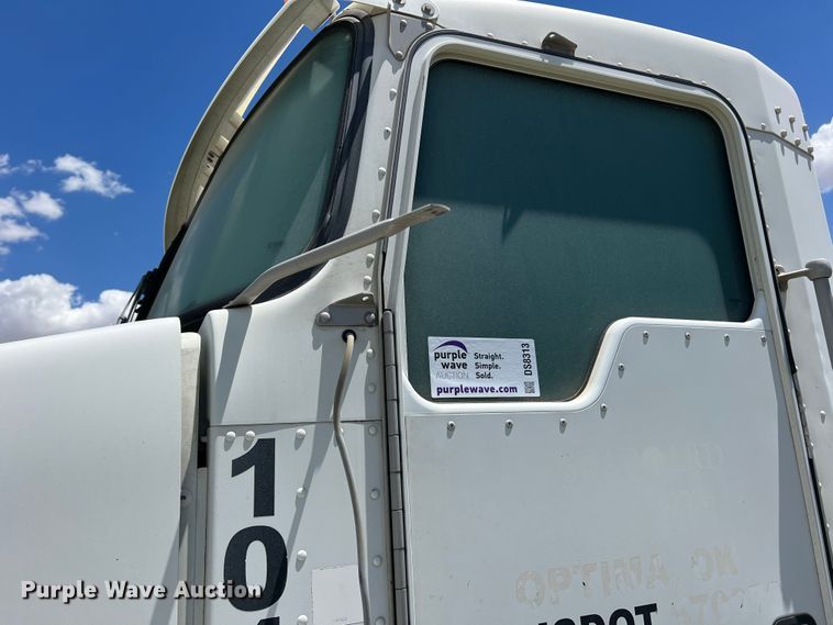 image for item DS8313 2012 Kenworth T800  semi truck