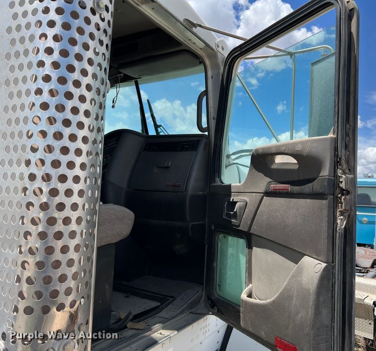 image for item DS8313 2012 Kenworth T800  semi truck