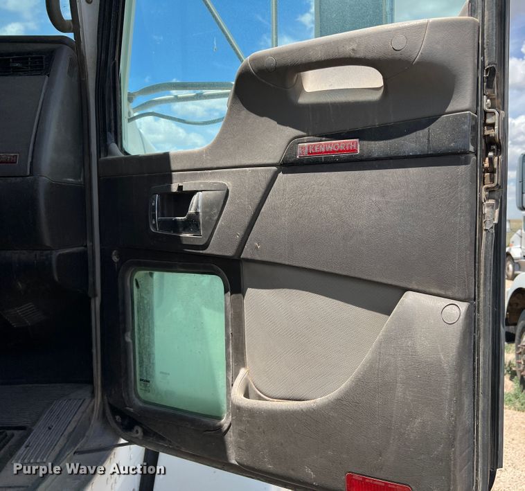 image for item DS8313 2012 Kenworth T800  semi truck