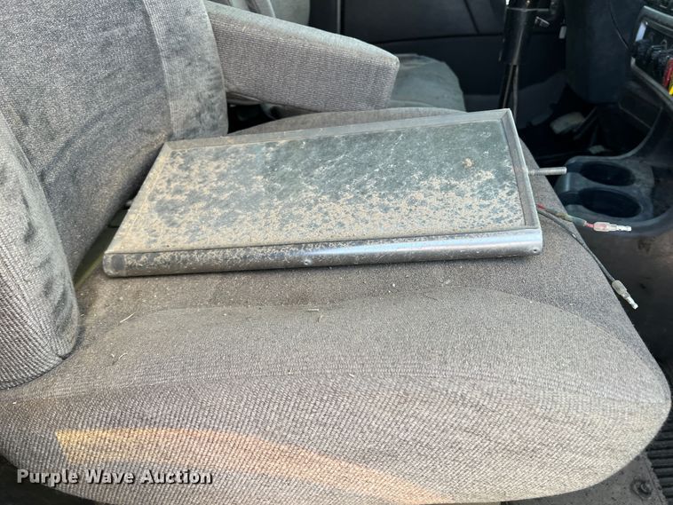 image for item DS8313 2012 Kenworth T800  semi truck