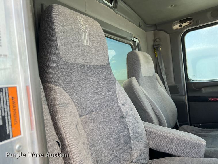 image for item DS8313 2012 Kenworth T800  semi truck