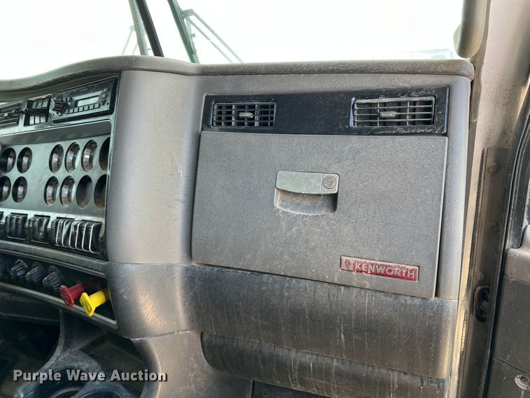 image for item DS8313 2012 Kenworth T800  semi truck