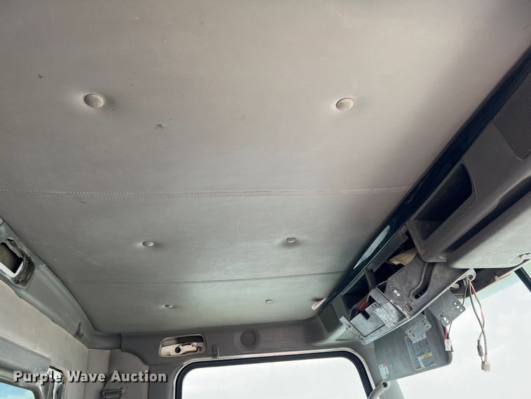 image for item DS8313 2012 Kenworth T800  semi truck