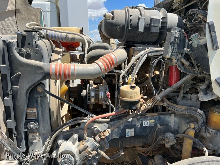 image for item DS8313 2012 Kenworth T800  semi truck