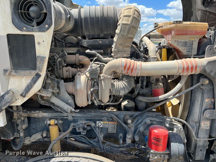 image for item DS8313 2012 Kenworth T800  semi truck