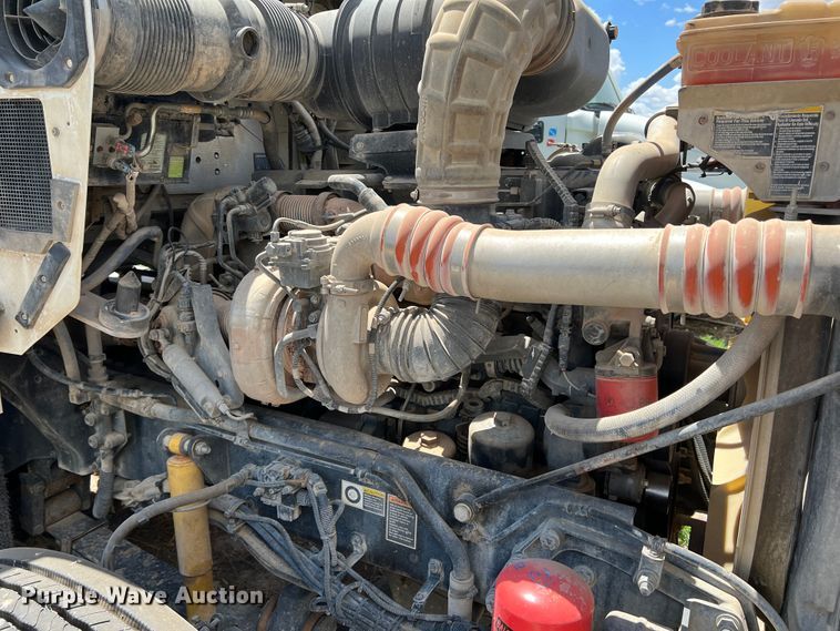 image for item DS8313 2012 Kenworth T800  semi truck