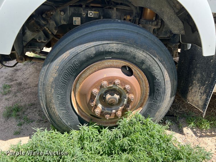 image for item DS8313 2012 Kenworth T800  semi truck