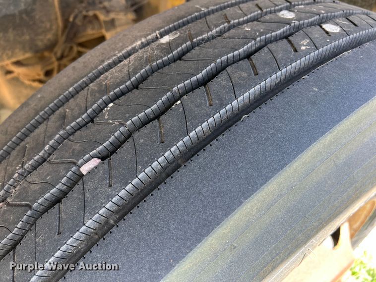 image for item DS8313 2012 Kenworth T800  semi truck