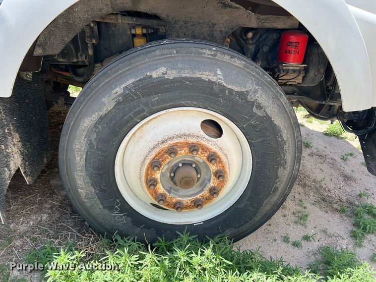 image for item DS8313 2012 Kenworth T800  semi truck