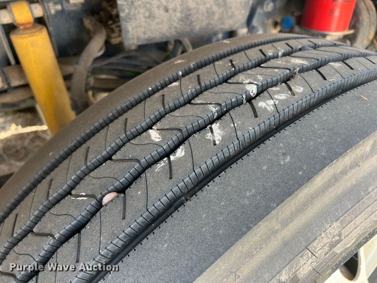 image for item DS8313 2012 Kenworth T800  semi truck