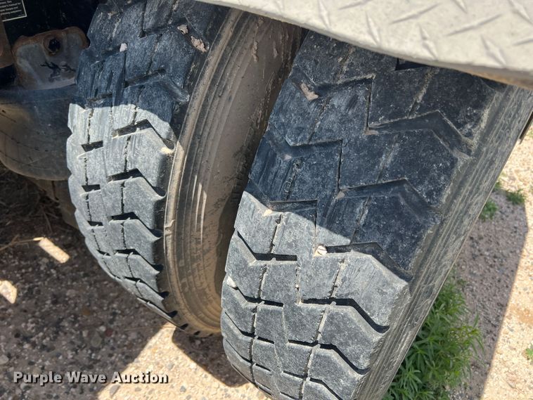 image for item DS8313 2012 Kenworth T800  semi truck