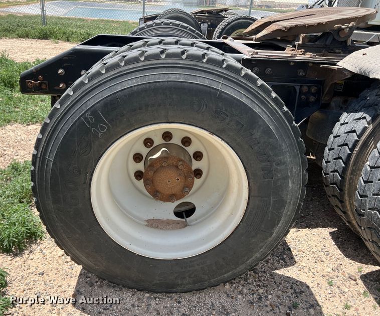 image for item DS8313 2012 Kenworth T800  semi truck