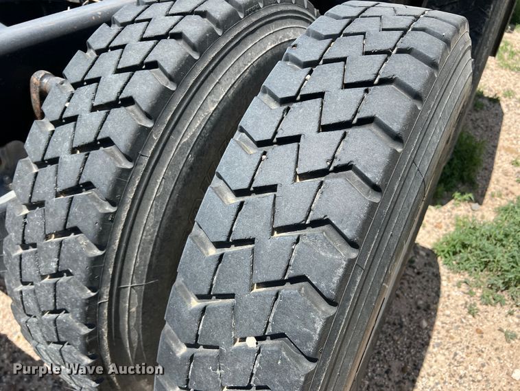 image for item DS8313 2012 Kenworth T800  semi truck