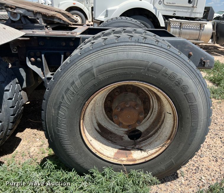 image for item DS8313 2012 Kenworth T800  semi truck