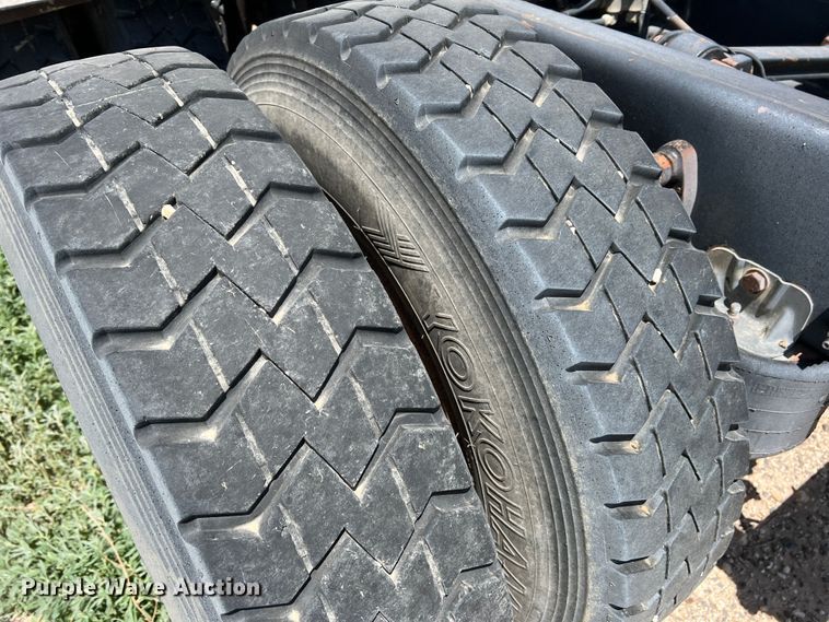 image for item DS8313 2012 Kenworth T800  semi truck