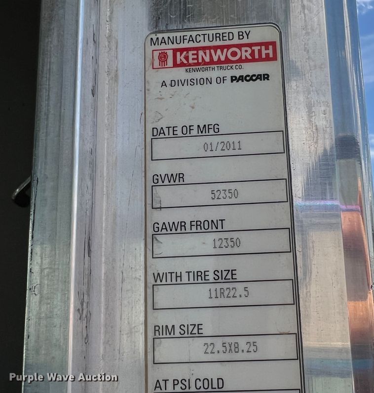 image for item DS8313 2012 Kenworth T800  semi truck