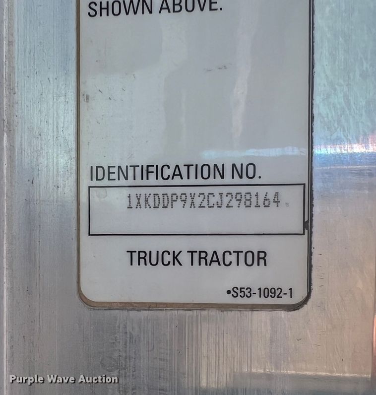 image for item DS8313 2012 Kenworth T800  semi truck