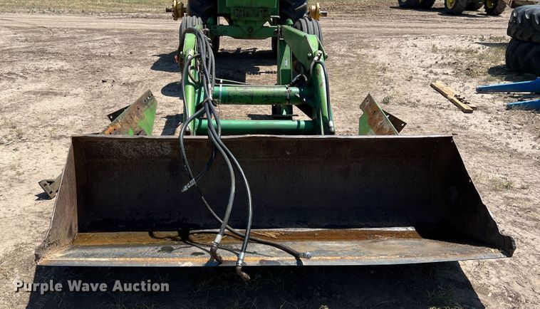 image for item DS8375 John Deere E0158  loader