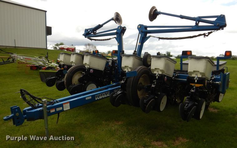 image for item JH9711 Kinze 3200  no-till planter