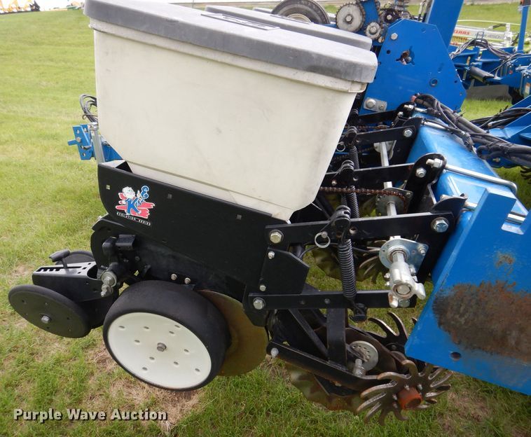 image for item JH9711 Kinze 3200  no-till planter