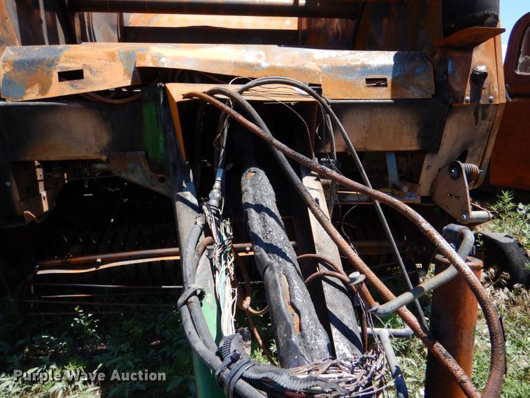 image for item LP9386 John Deere 569 round baler