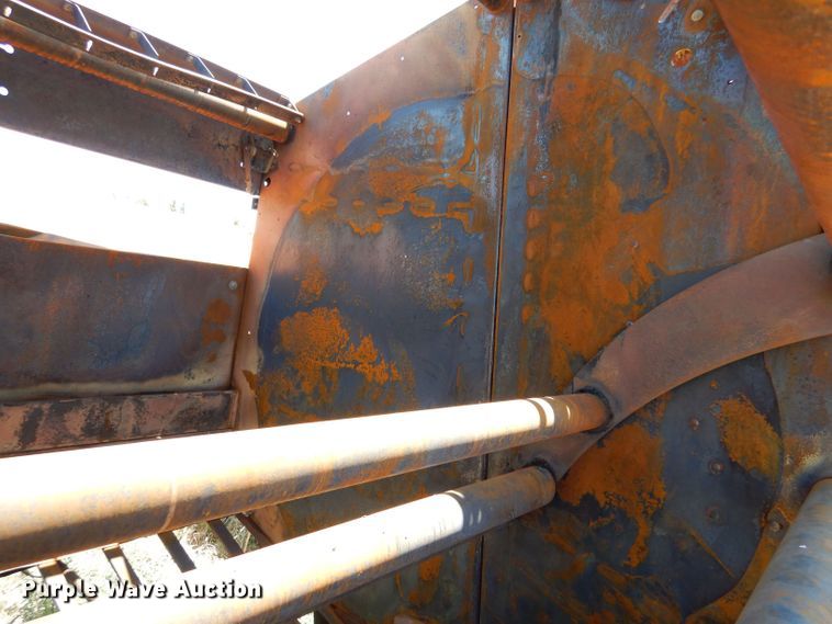 image for item LP9386 John Deere 569 round baler