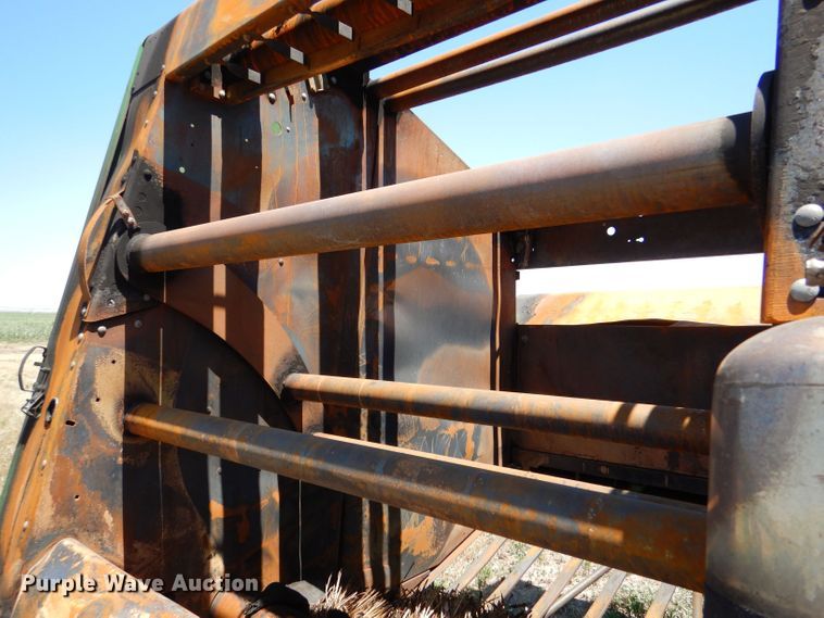 image for item LP9386 John Deere 569 round baler