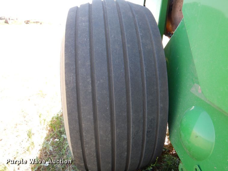 image for item LP9386 John Deere 569 round baler