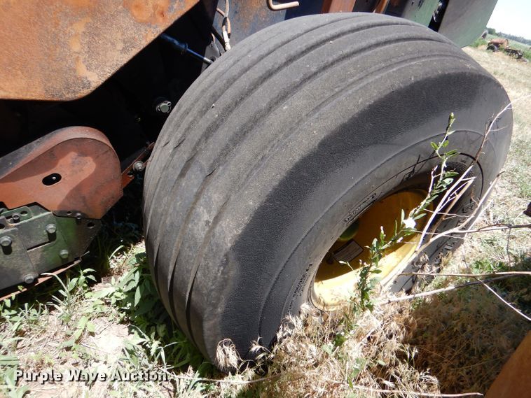 image for item LP9386 John Deere 569 round baler
