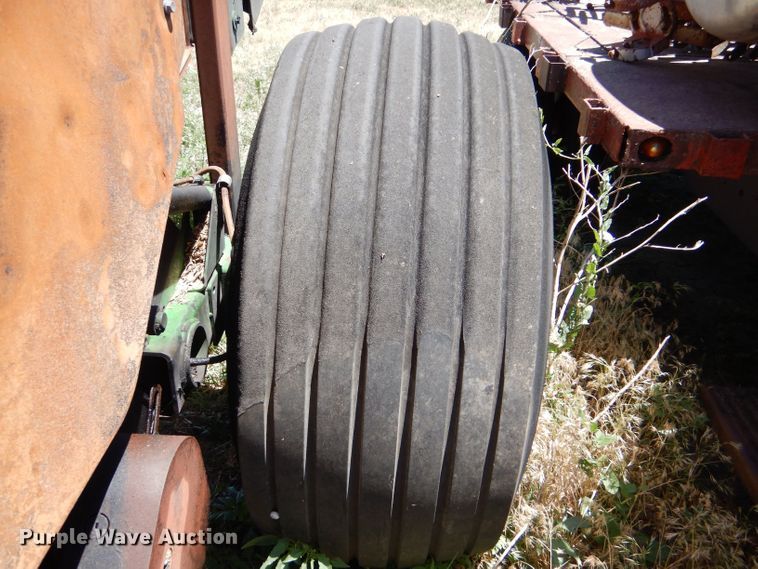 image for item LP9386 John Deere 569 round baler