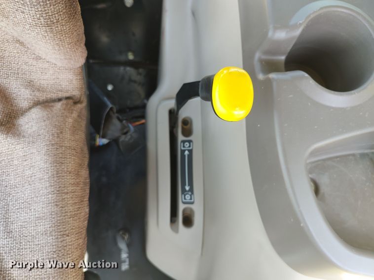 image for item LU9089 2013 John Deere 5055E MFWD tractor