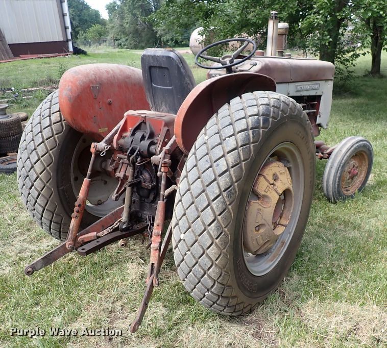 image for item LU9365 International 404  tractor