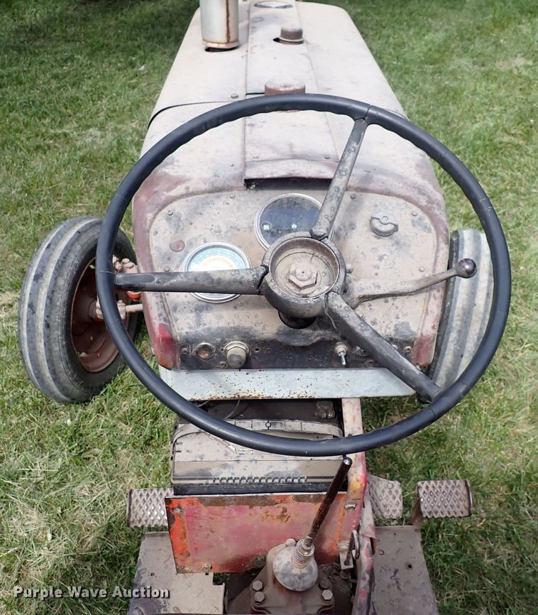 image for item LU9365 International 404  tractor