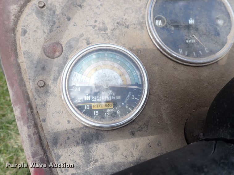 image for item LU9365 International 404  tractor