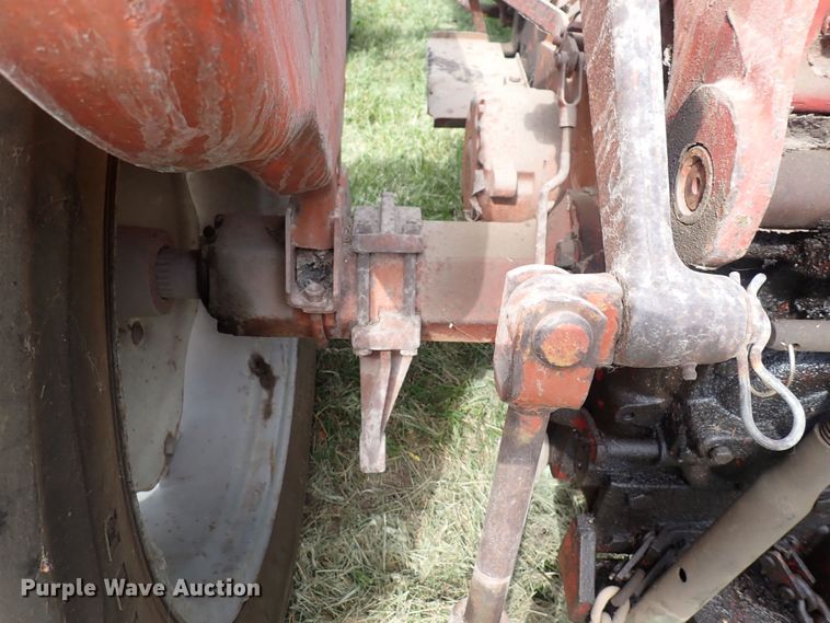 image for item LU9365 International 404  tractor