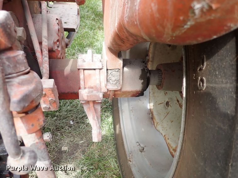 image for item LU9365 International 404  tractor