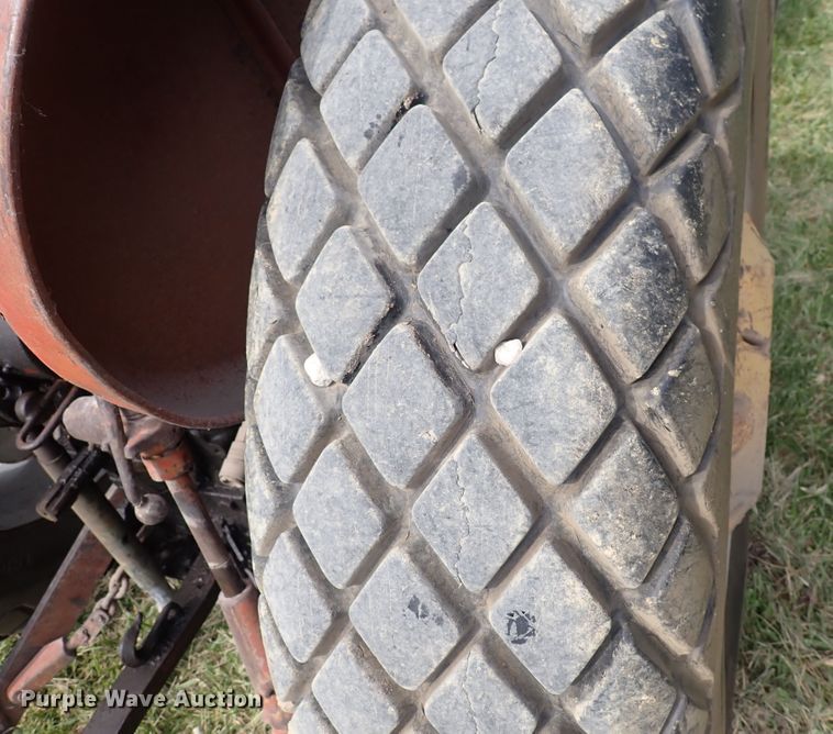 image for item LU9365 International 404  tractor